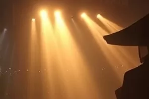 归途拾光幕后照：雨夜片场撑起的巨大遮雨布