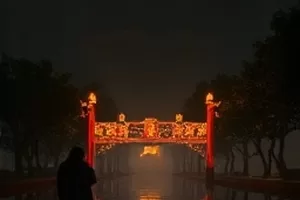 长河照夜剧照：漕运河道上的清晨薄雾与靠岸货船