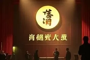 铁轨上的春天剧照：老式绿皮车厢停在站台边