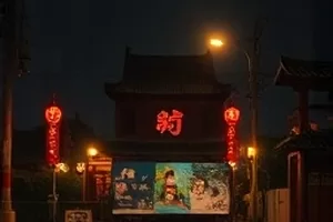 雪落无声处剧照：积雪覆盖的山村屋顶与炊烟